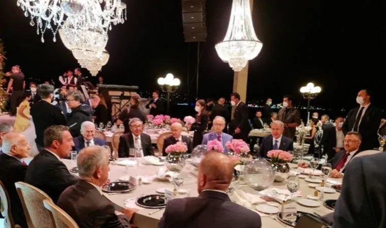 Devlet Bahçeli ve Binali Yıldırım ile aynı masada fotoğrafları paylaşılmıştı... Fatih Portakal'dan olay 'Aydın Doğan' yorumu!