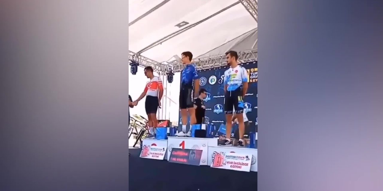 SUNUCUNUN SİGARA MUHABBETİNE MİLLİ BİSİKLETÇİDEN TEPKİ: "İĞRENÇ DAVRANIŞI İÇİN KENDİSİNİ KINIYORUM"