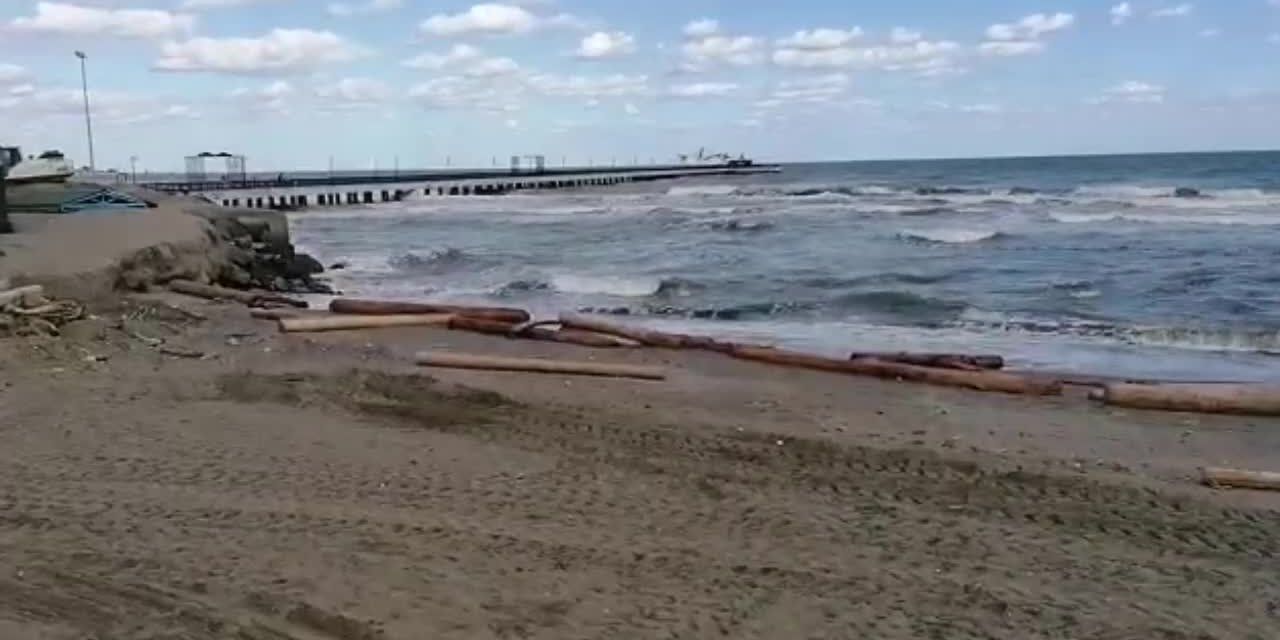 KARADENİZ, TOMRUKLARI ATAKUM SAHİLİ'NE BIRAKTI