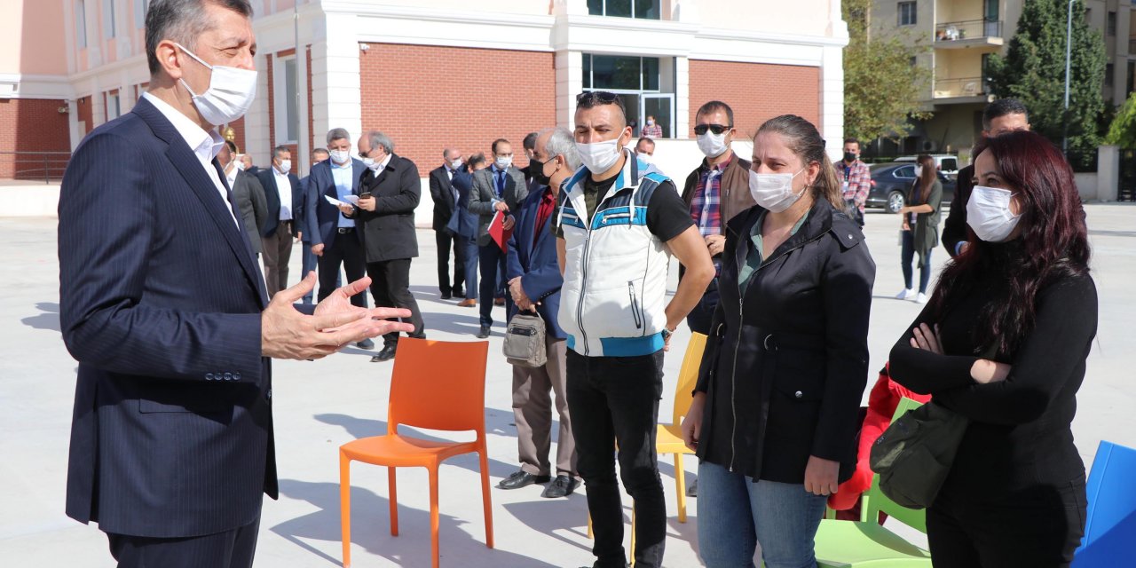 Bakan Selçuk: İzmir'de okullarımızla ilgili endişe edilecek bir durum yok