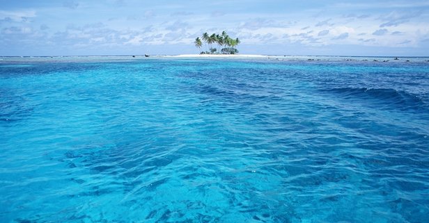 Plajda akılalmaz anlar: Suyun içinde cinsel saldırıya uğrayan kızı izlemekle yetindiler!