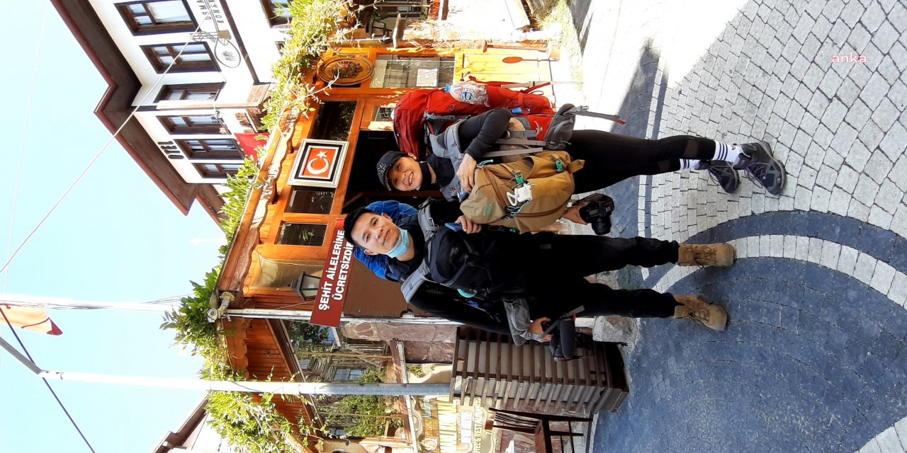 BİSİKLETLE DÜNYA TURUNA ÇIKAN İKİ ÇİNLİ GENÇ MUDURNU’DA