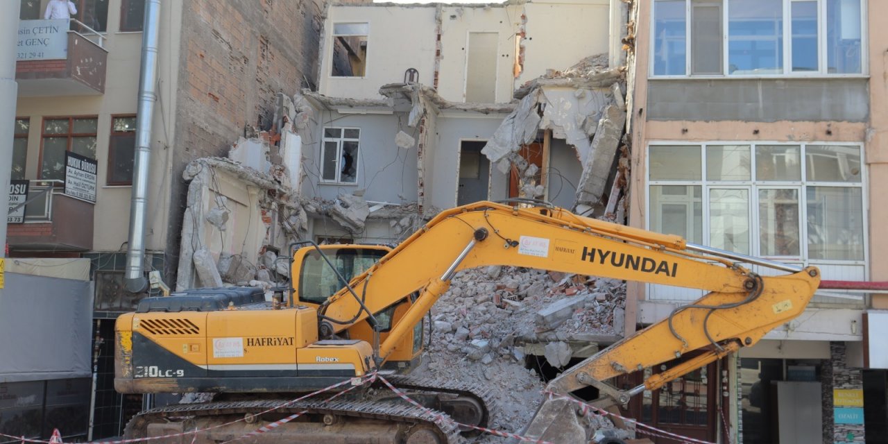 İZMİT'TE VATANDAŞLAR İÇİN TEHLİKE OLUŞTURAN ÖNDER APARTMANI YIKILIYOR