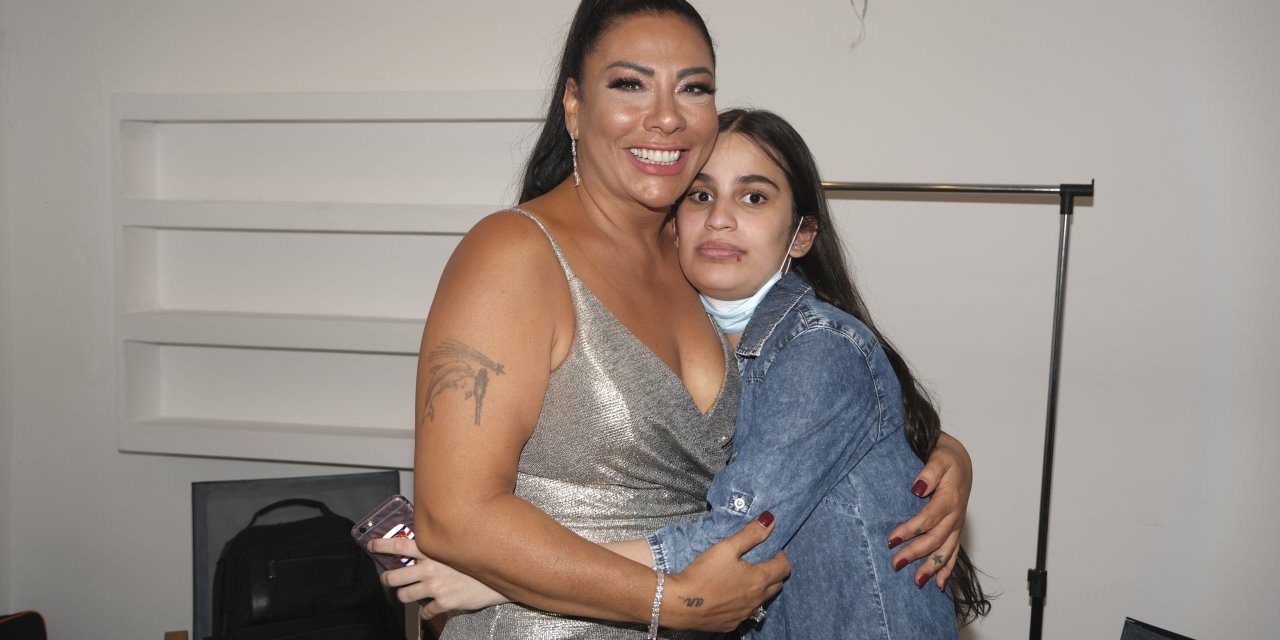 OTİZMLİ VE GÖRME ENGELLİ HAYRANININ SEVGİSİ IŞIN KARACA’YI DUYGULANDIRDI