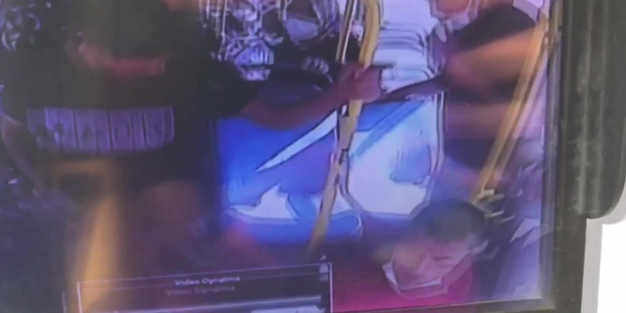 MİNİBÜSTE BULDUĞU CÜZDANI CEBİNE İNDİRİRKEN GÜVENLİK KAMERASINA YAKALANDI