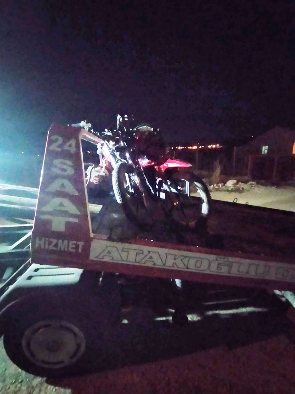 Motosikletler çarpıştı; biri 13 yaşında, 2 sürücü yaralandı