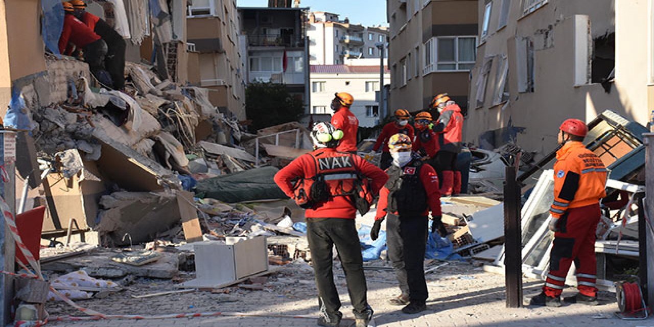 Depremde ilk 4 katı çöken binada, bir kişinin cansız bedenine ulaşıldı 2 kişinin halen enkaz altında.  Kayma tehlikesi nedeniyle çalışmanın durduruldu