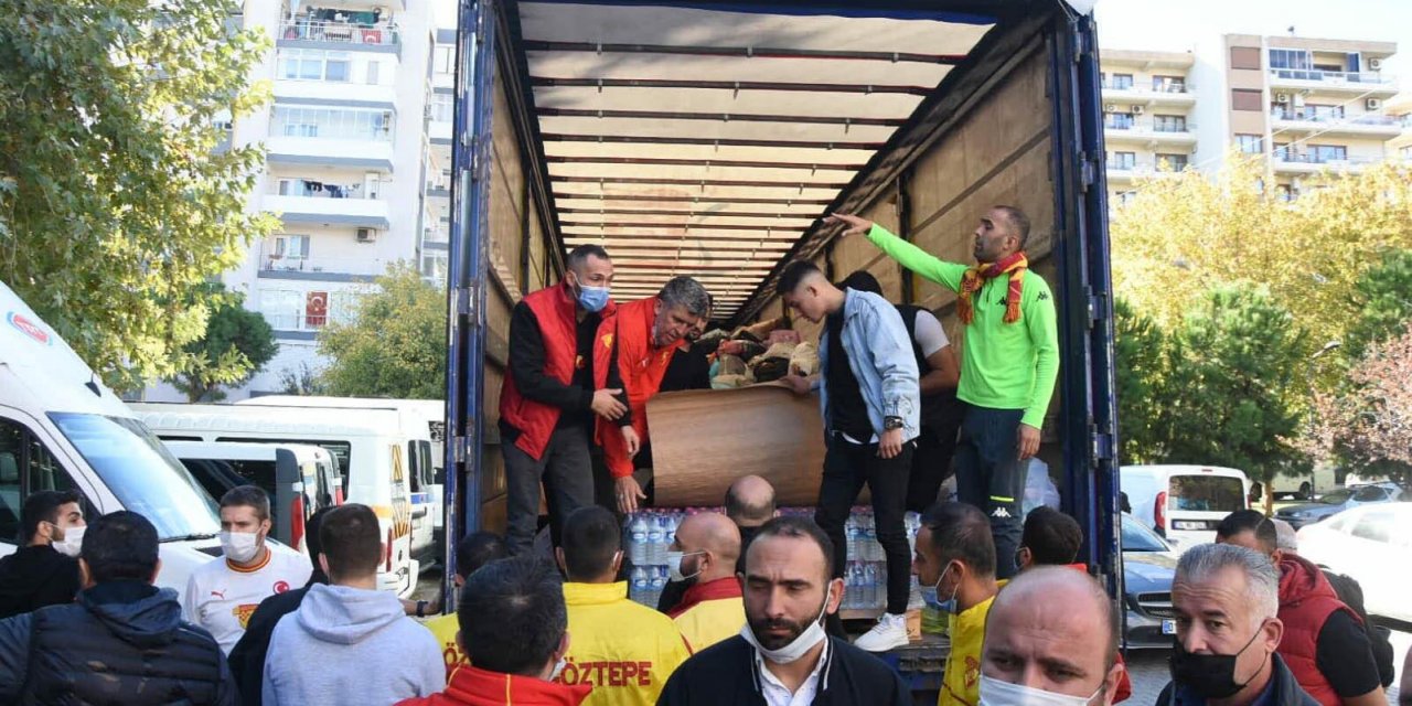 İzmir'de tribünler tek yürek