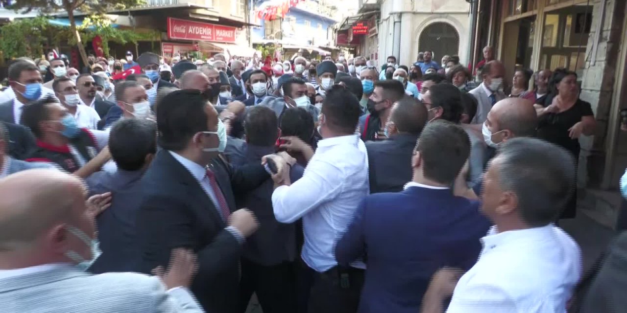 ZAFER YÜRÜYÜŞÜ'NDE MHP'Lİ VEKİLİN KORUMALARIYLA YURTTAŞ ARASINDA GERGİN ANLAR