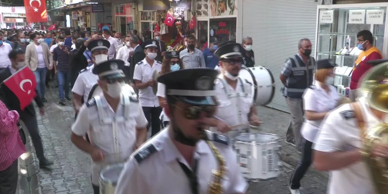 İzmir Büyükşehir Belediye  Başkanı Tunç Soyer, 350 metre uzunluğundaki bayrağı taşıyan İzmirlilerle birlikte,  Cumhuriyet Meydanı'na dek yürüdü.