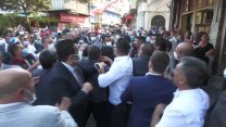 Zafer Yürüyüşü'nde MHP'li vekilin korumaları ile yurttaşlar arasında gerginlik kameralara böyle yansıdı