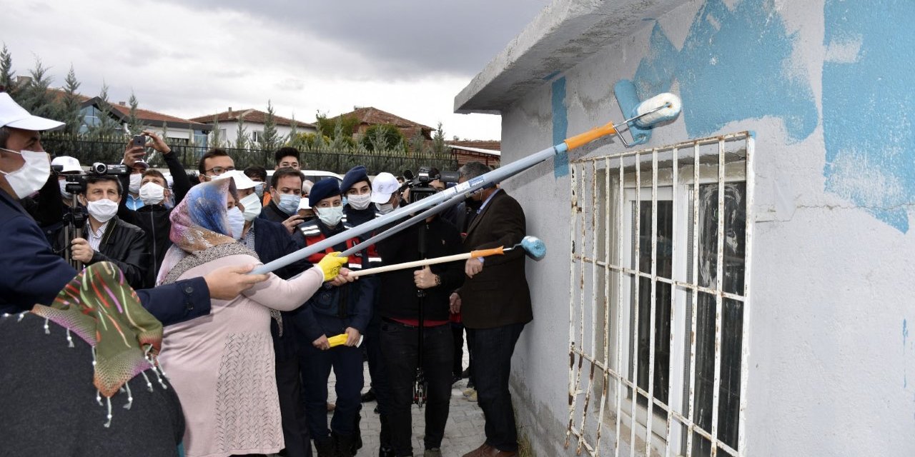 Protokol yola parke taşı döşedi, evin dış duvarını boyadı