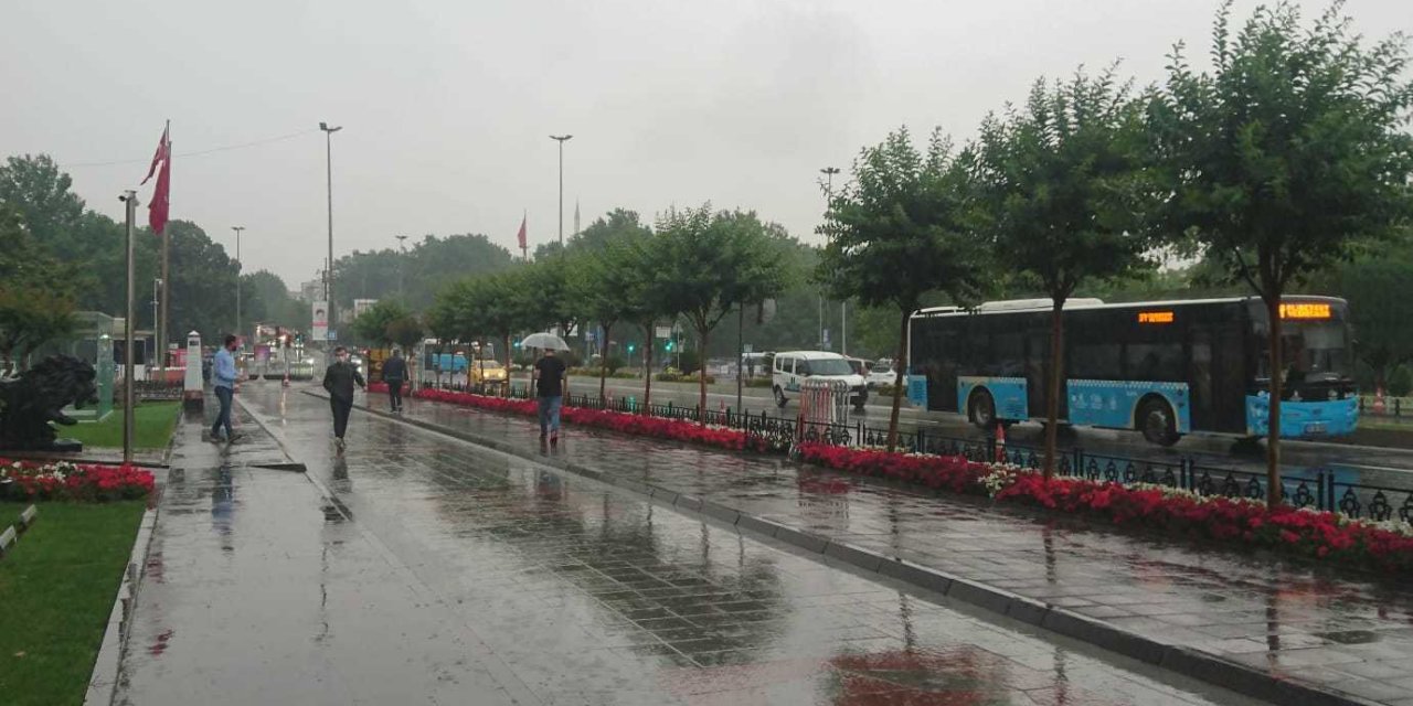 MARMARA'DA SAĞANAK YAĞIŞ ETKİSİNİ GÖSTERMEYE BAŞLADI, İSTANBUL İÇİN SEL UYARISI!