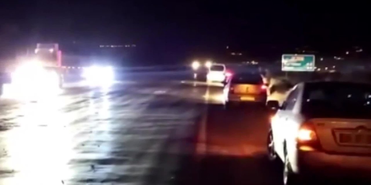 KARANLIKTA YOLA ÇIKAN AT ZİNCİRLEME KAZA YAPTIRDI, çok sayıda yaralı var