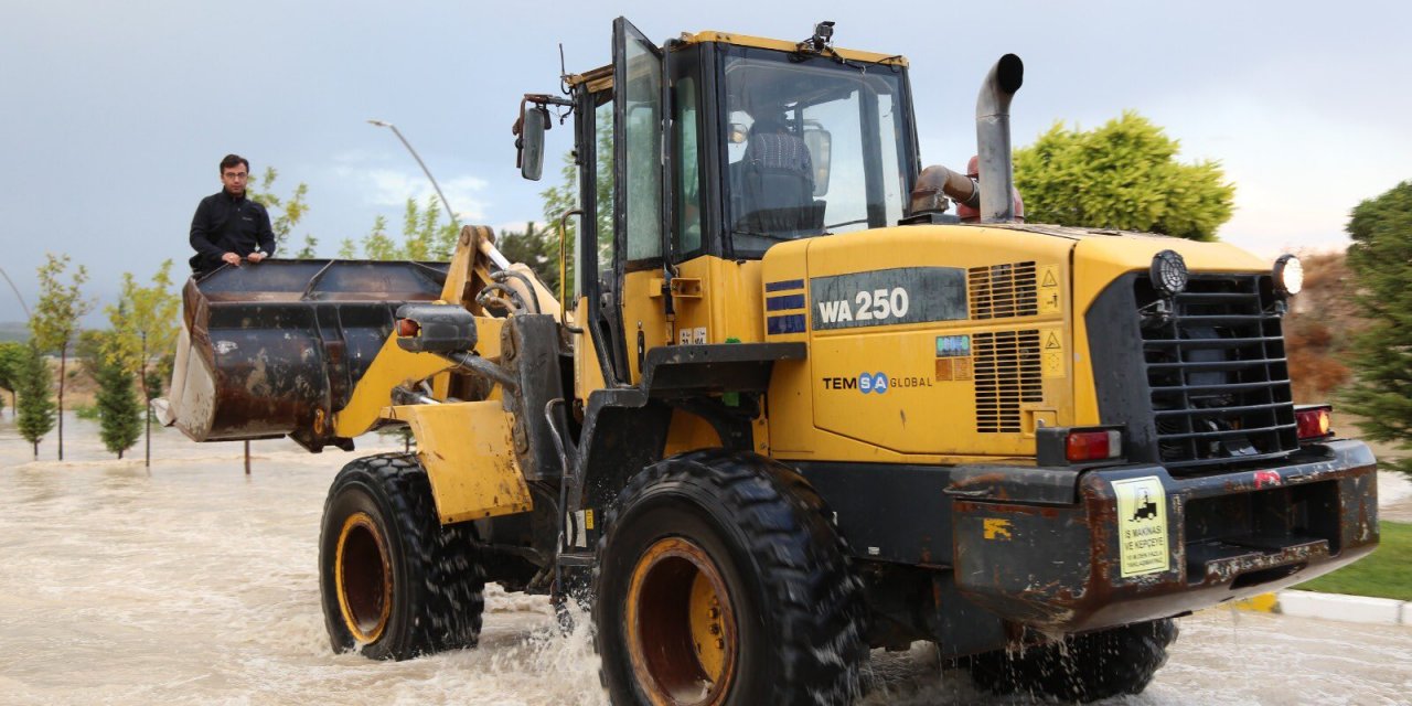 KÜTAHYA’DA SEL: 4 FABRİKA VE 4 ARAÇ SULAR ALTINDA KALDI