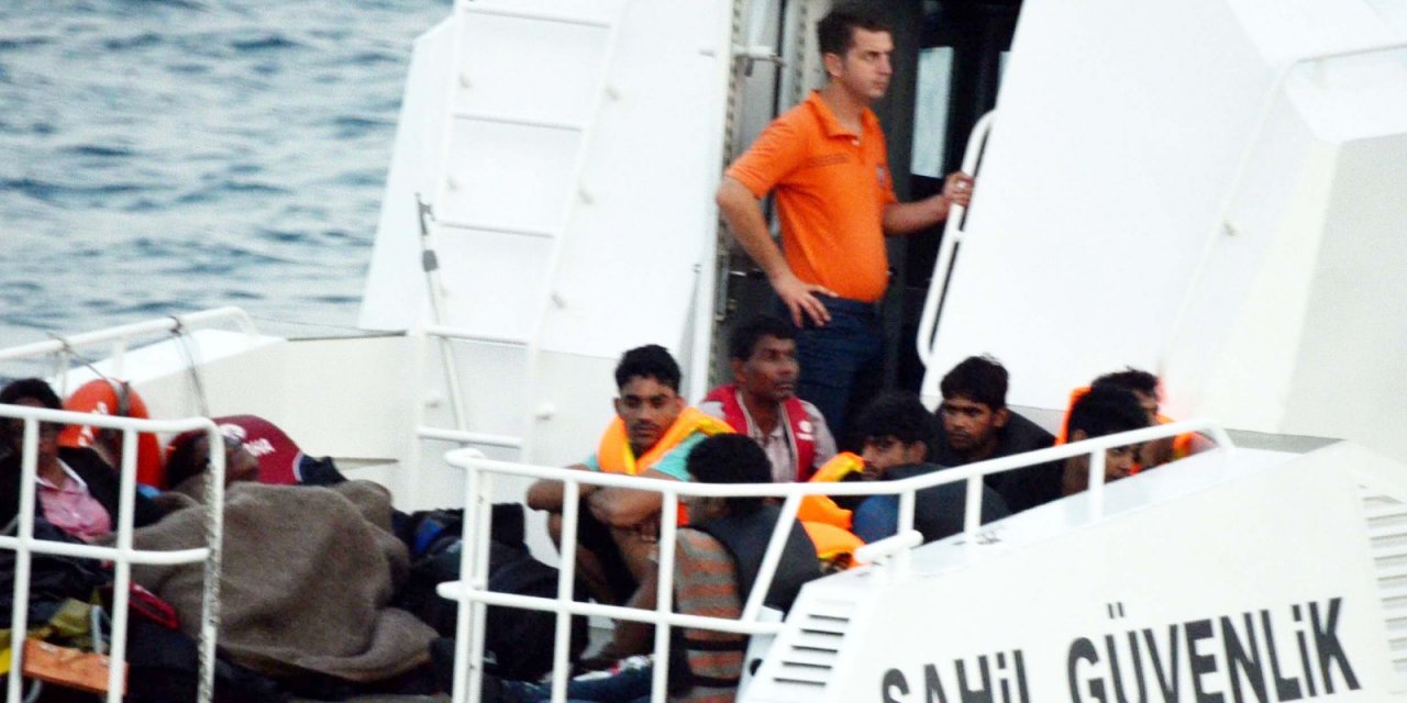 YUNANİSTAN'IN AÇIK DENİZDE KADERİNE TERK ETTİĞİ 39 GÖÇMEN KURTARILDI