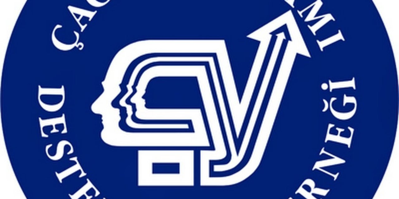 ÇYDD'DEN MİZANSEN TEPKİLERİNE YANIT: "KIYAFET VE CANDIRMALAR, EDREMİT'İN KARŞI KARŞIYA KALDIĞI ZORLUKLARI VE KARŞI GÜÇLERİ TEMSİL ETMEKTEDİR"