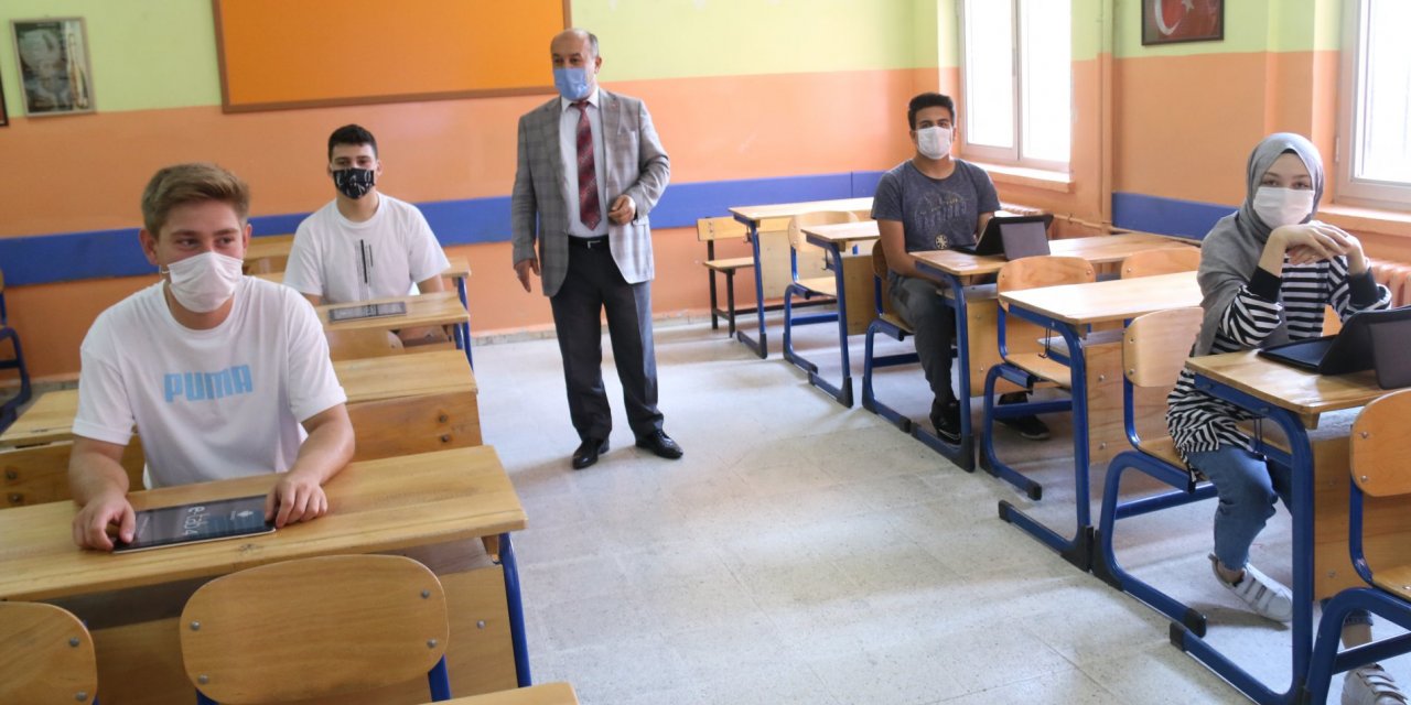 KÜTAHYA'DA LİSE ÖĞRENCİLERİ VE ÖĞRETMENLERİ KARANTİNAYA ALINDI