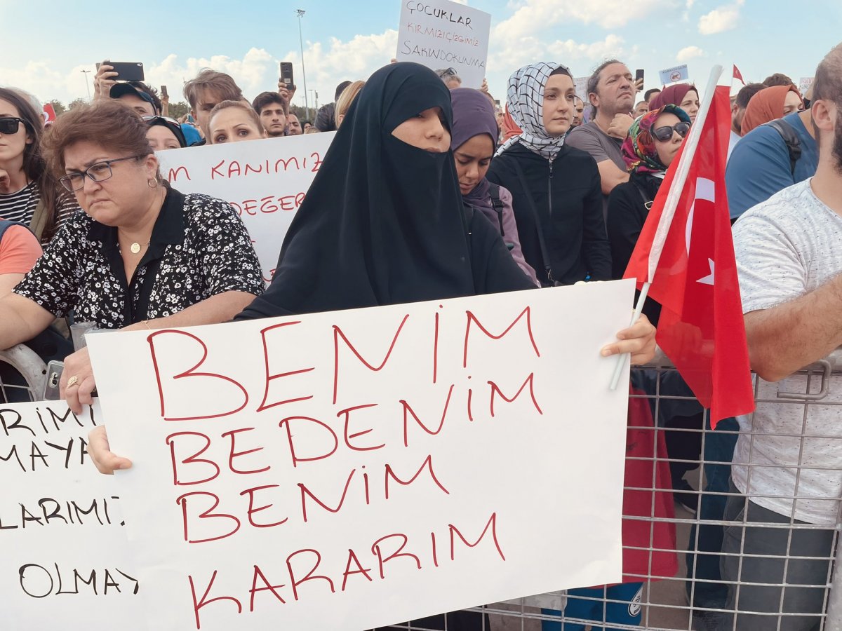 Aşı karşıtı miting de AKP'ye bağlandı! "Bacım... Sana kim tutuşturdu o pankartı?"