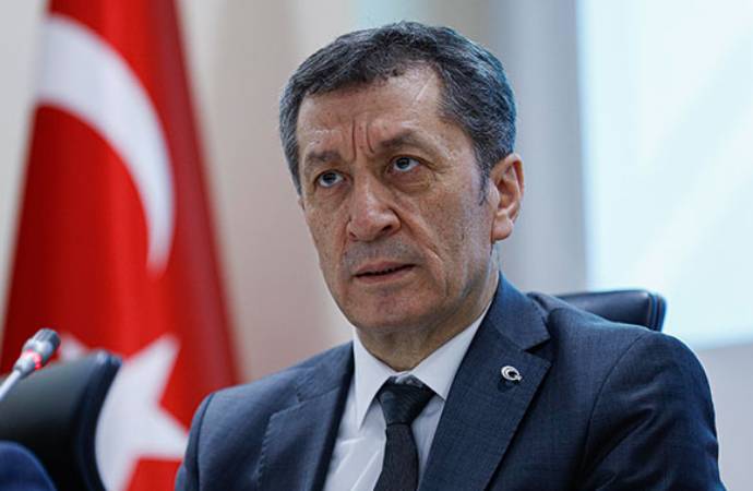 İstifasının ardından sessizliğe bürünmüştü... Ziya Selçuk yeni imajını paylaştı