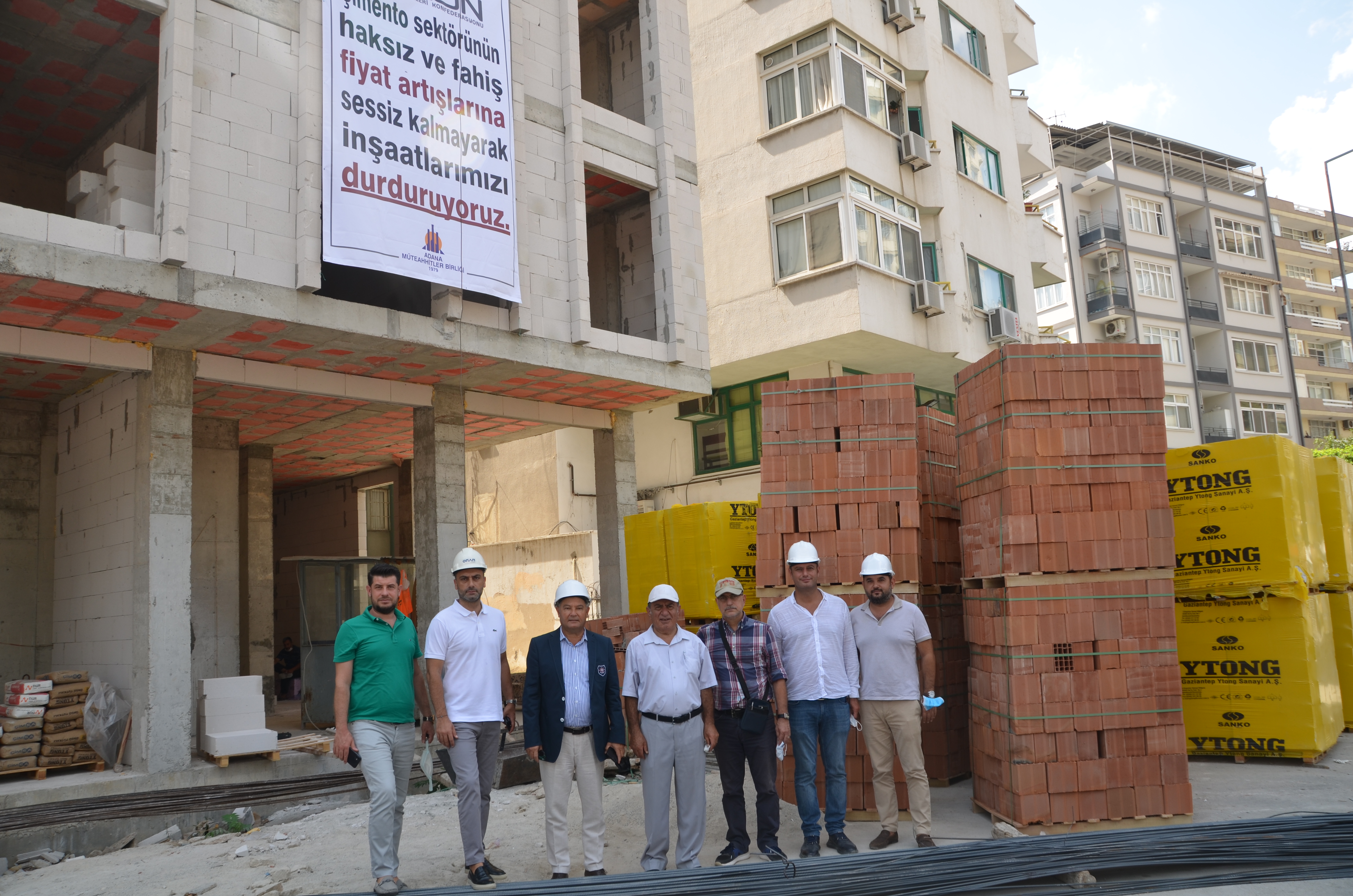 Adana'da çimento fiyatlarına karşı 60 şantiyede iş bırakma eylemi başlatıldı