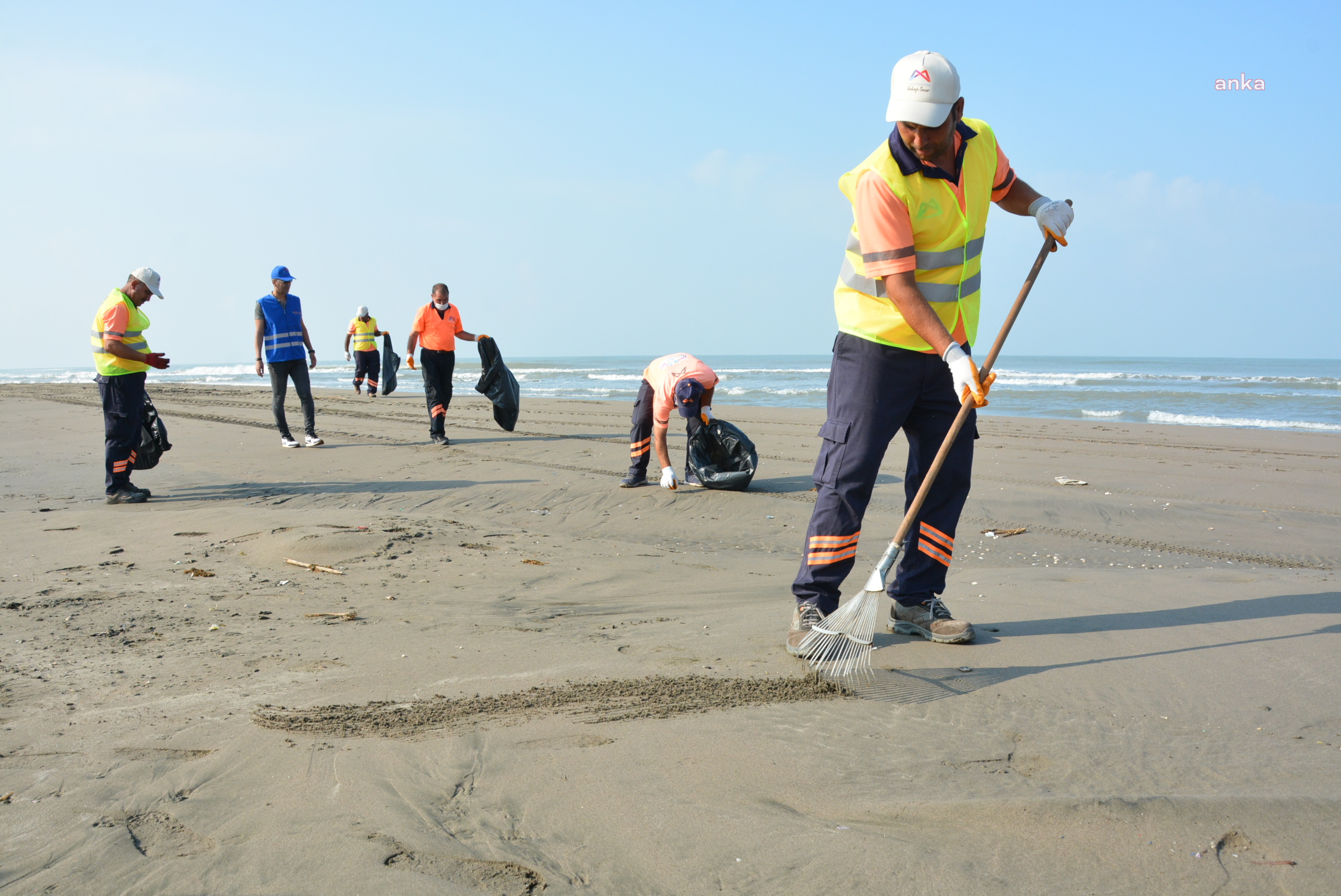 Suriye'den denize atan petrol Mersin kıyılarına ulaştı