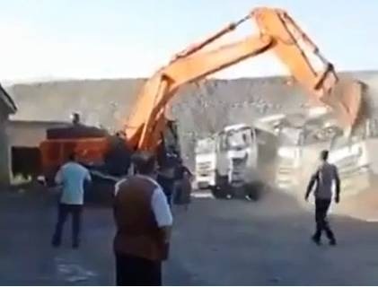 Sosyal medyada gündem oldu: Parasını alamayan işçi, şirketin kamyonlarını böyle parçaladı