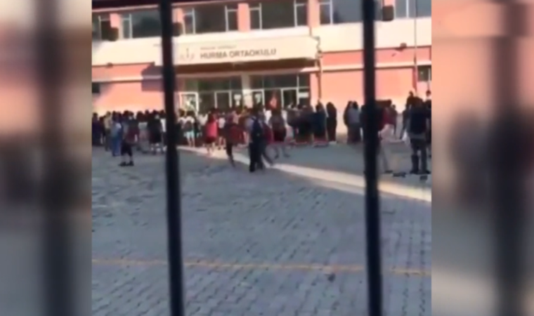 Eline mikrofonu aldı, öğrencileri tehdit etti! O müdür yardımcısı hakkında yeni gelişme