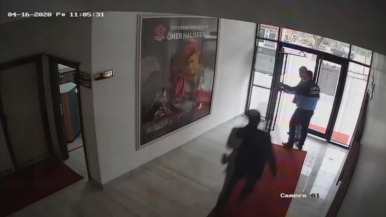 AKP'li belediye başkanından skandal hareket! Belediyede bir yurttaşı dövdüğü video ortaya çıktı