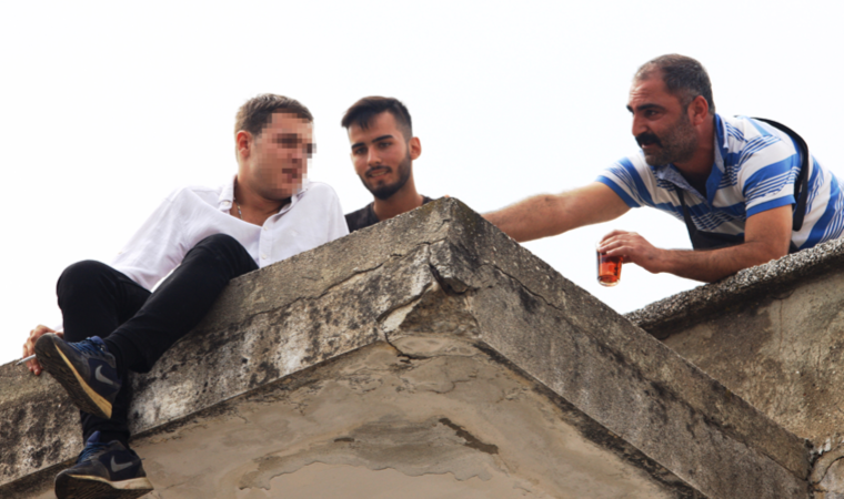 İntihar için çatıya çıktı, çayla oyalandı