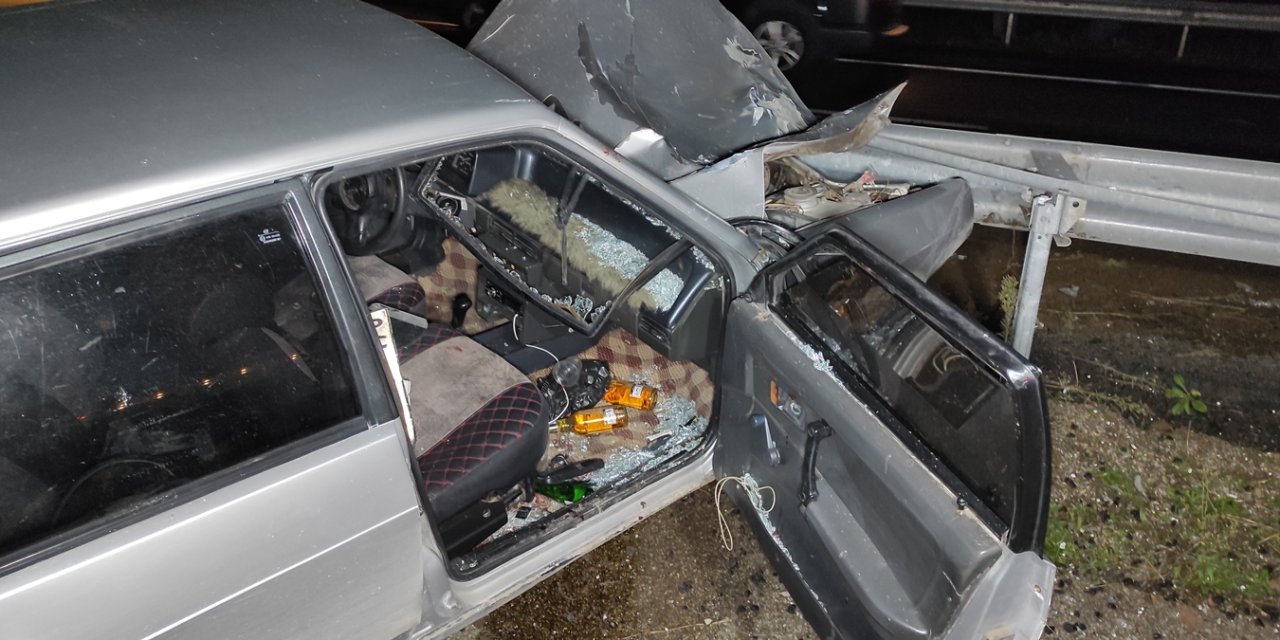 İneğe çarpan otomobil bariyerlere saplandı