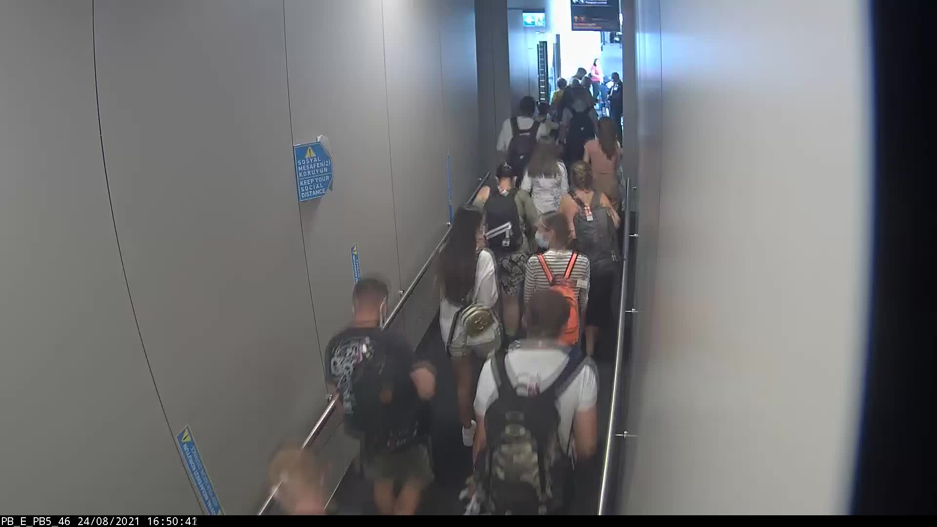 Midesinde kokain kapsülü patlamıştı... Kuryenin fenalaştığı anlar kameralara böyle yansıdı