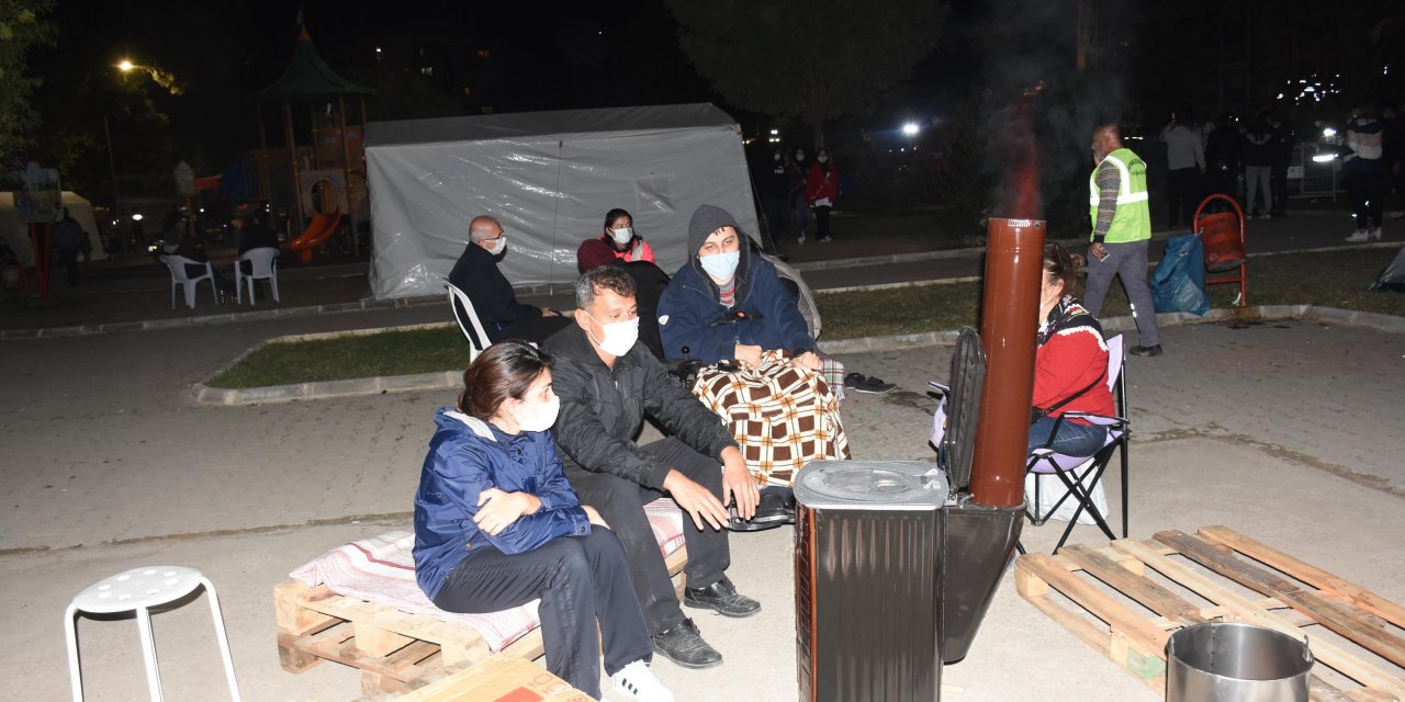 Depremzedeler geceyi ateş başında geçiriyor