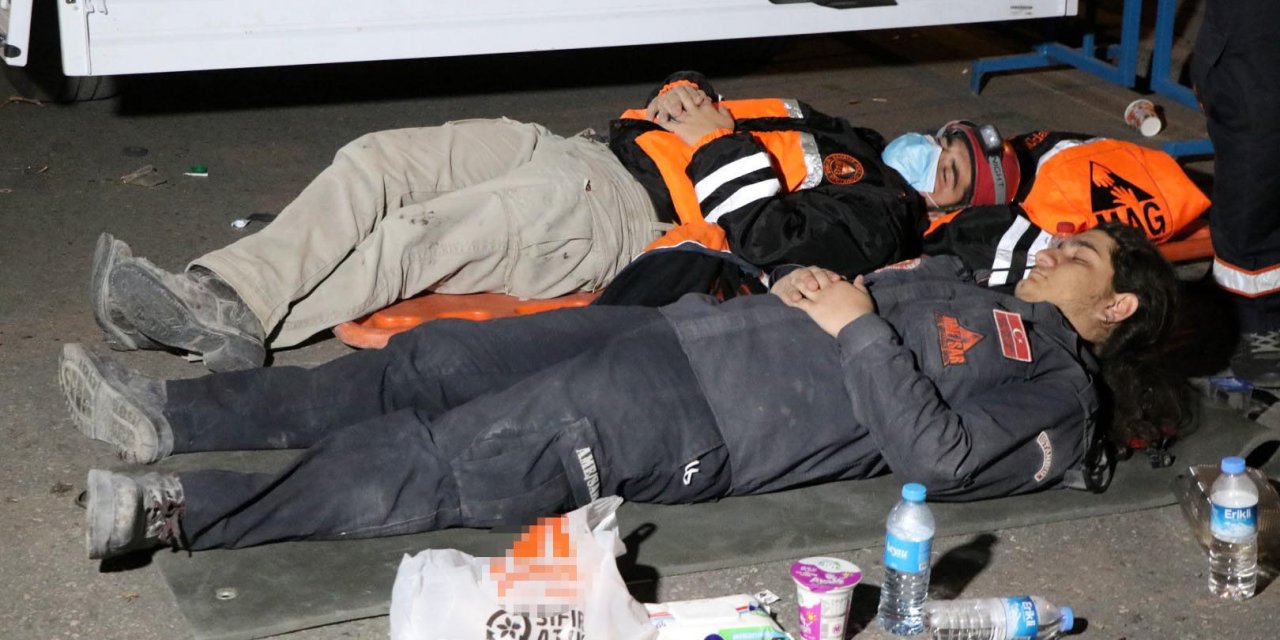 Gönüllü kahramanlar deprem bölgesinde, gece- gündüz fedakarca çalışıyor