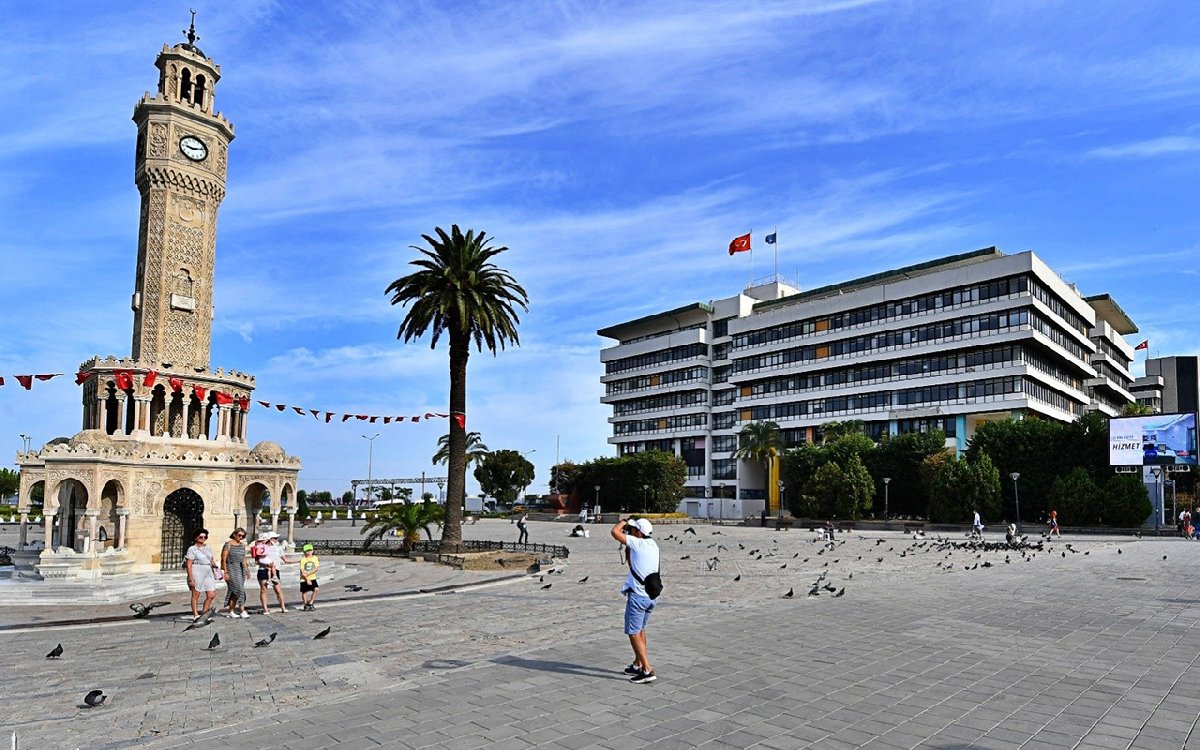 Depremde hasar raporu verilmişti... İzmir'de belediye binası tartışması