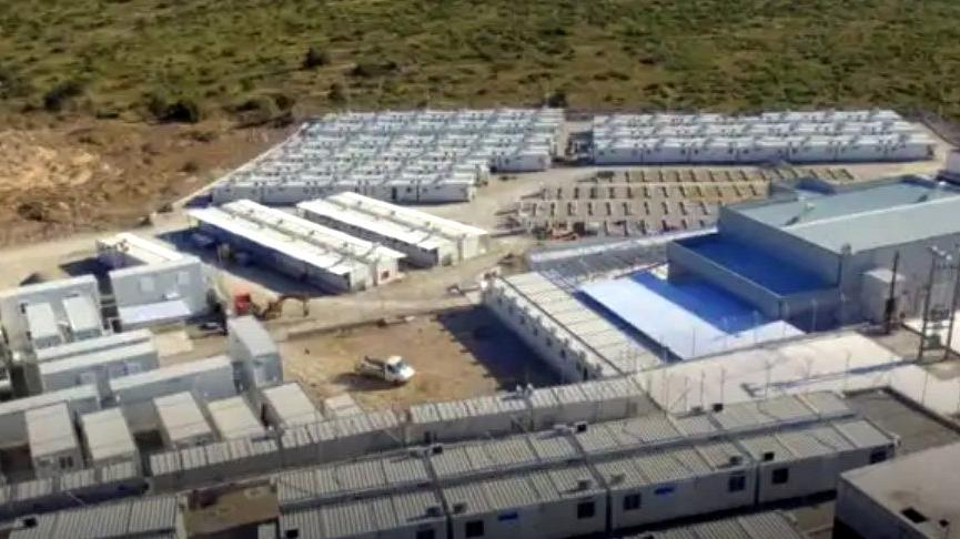 Avrupa’nın en büyük göçmen kampı açılışında protesto