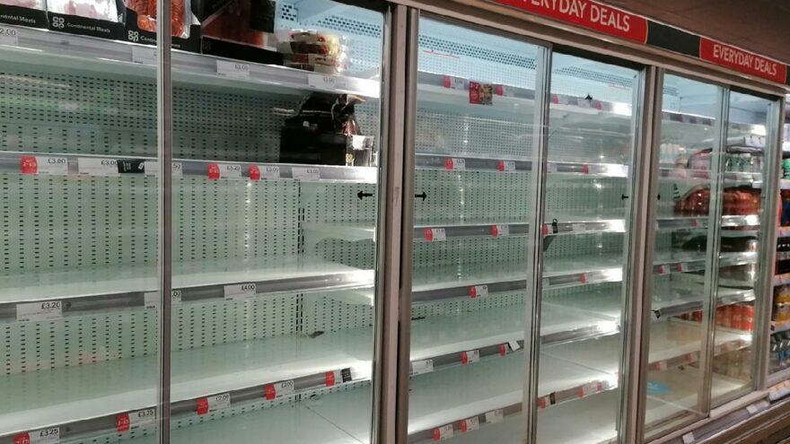 Koronavirüsün ardından kıtlık baş gösterdi! Raflar bomboş kaldı