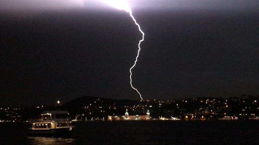 Sarı alarm verilmişti...  İstanbul'u fırtına ve yıldırım vurdu: Çatılar uçtu, ağaçlar devrildi