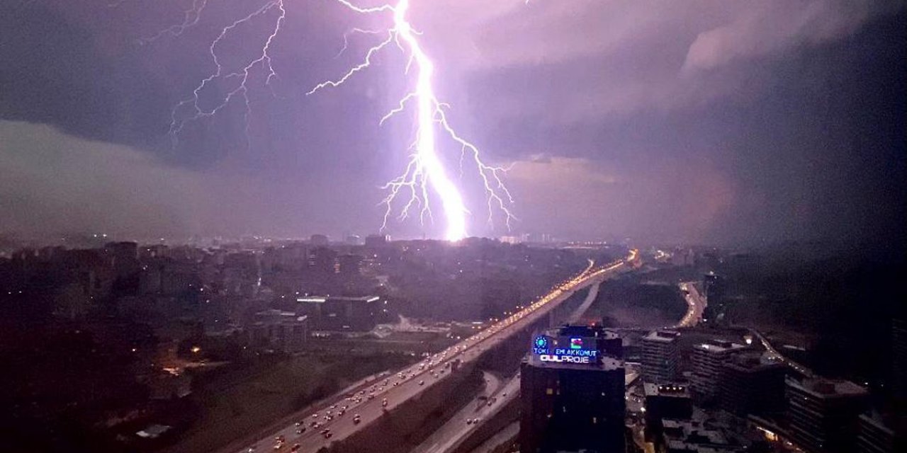 Fırtına, dolu, sağanak ve yıldırım... İstanbul'u vurdu