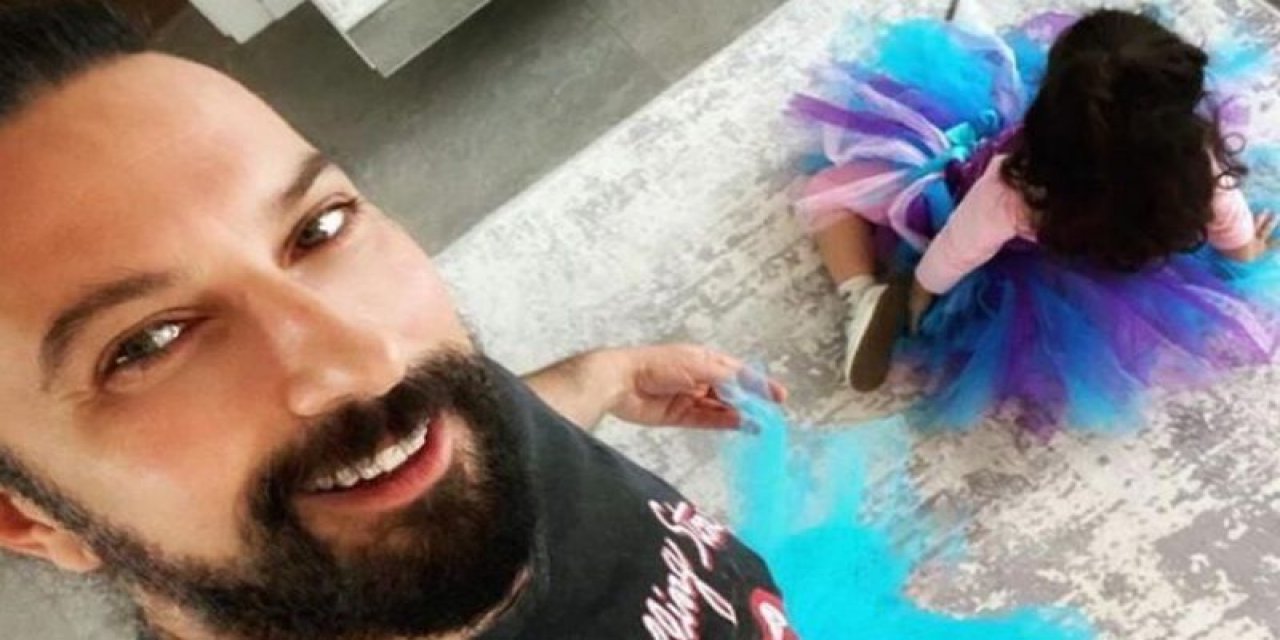 Tarkan, kızıyla oyun oynadığı anları paylaştı: Cool baba takılmaya çalışırken tütüyü böyle giydiriverirler işte