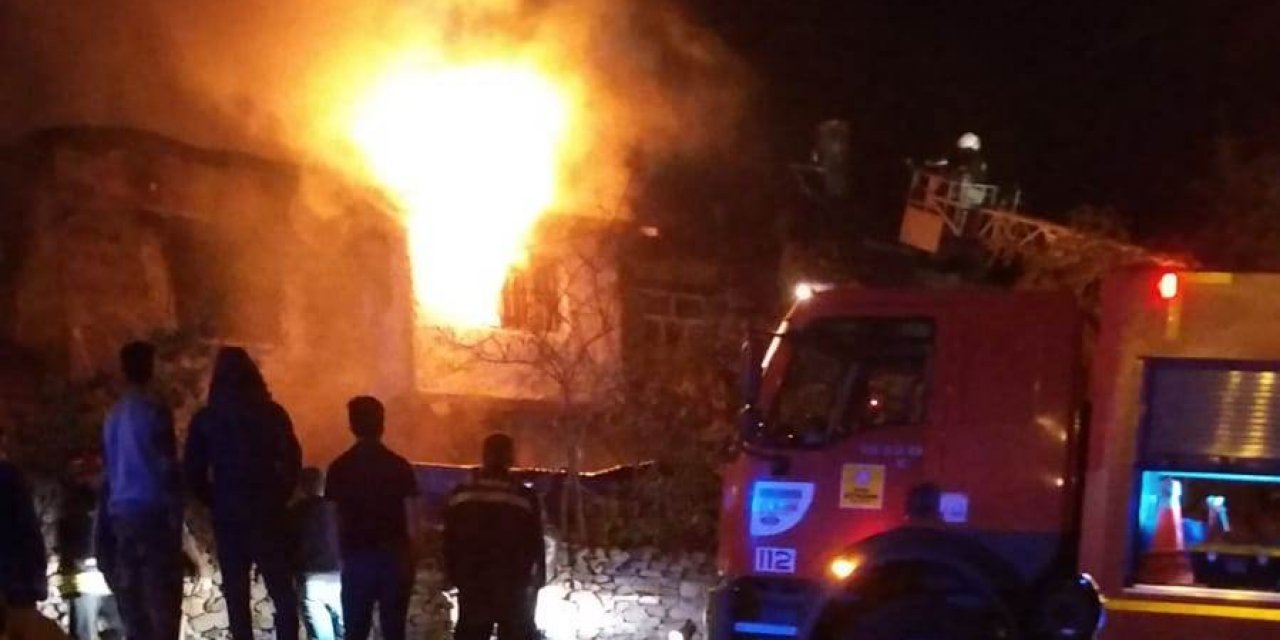 Yangında çöken çatı enkazının altında kalan yaşlı adam öldü