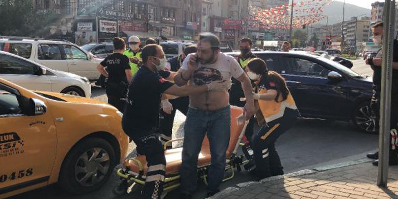 Taksi şoförü, aracına almadığı 2 kişi tarafından bıçaklandı
