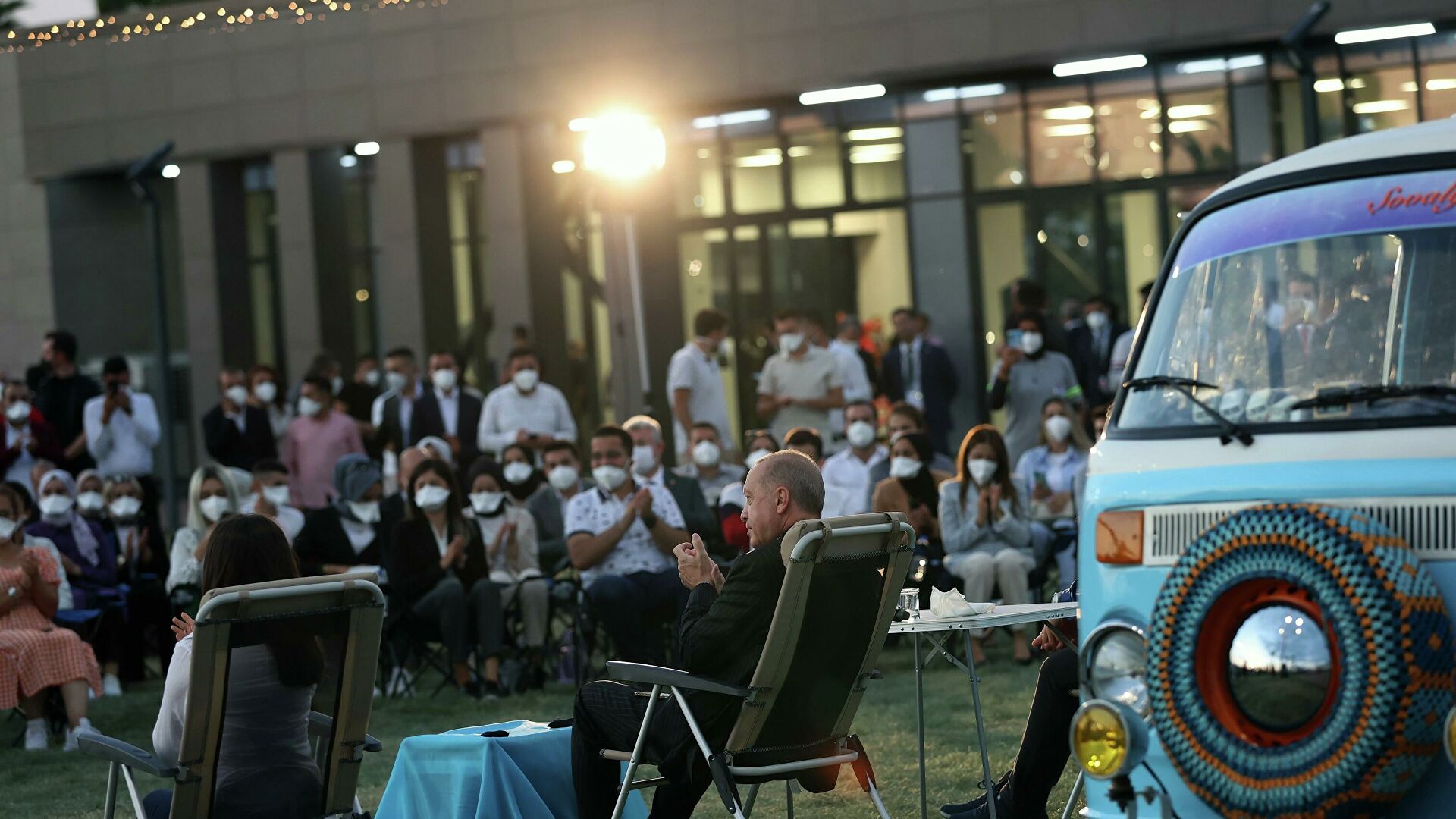 "Gençler yine “akla ziyan” sorularla AKP Genel Başkanı’nı saray medyasının deyimiyle terlettiler" dedi ve... Can Ataklı'dan çarpıcı yazı! 'Belli ki panik çok büyük'