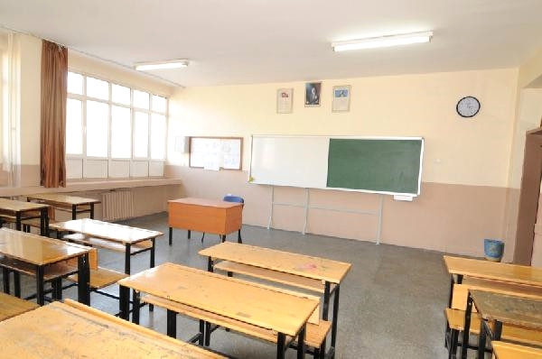 Liselerde skandal uygulama! Ders saatleri cuma namazına göre düzenlendi, okulda mikrofonla ezan okundu!