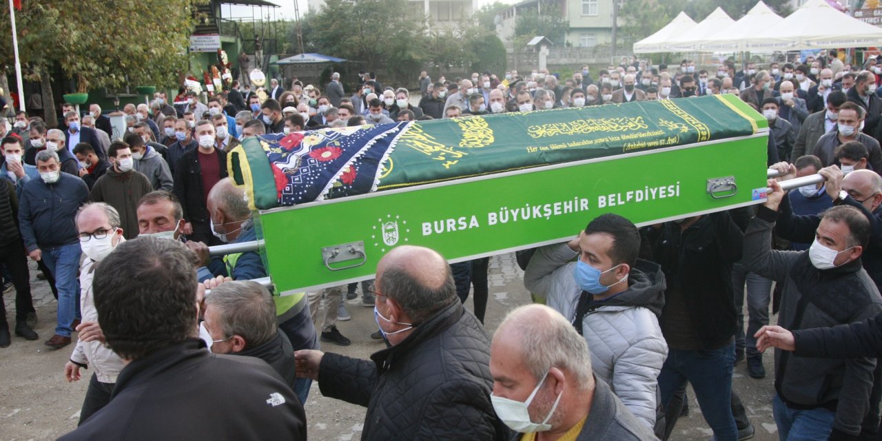 Depremde hayatını kaybeden 10 yaşındaki Elif, gözyaşları ile toprağa verildi