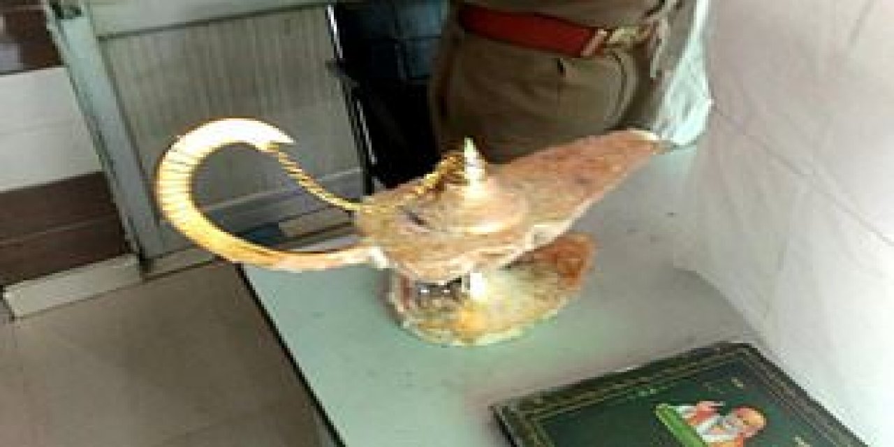 Hindistanlı doktoru kandırarak 93 bin dolara 'Alaaddin’in Lambası’nı sattılar