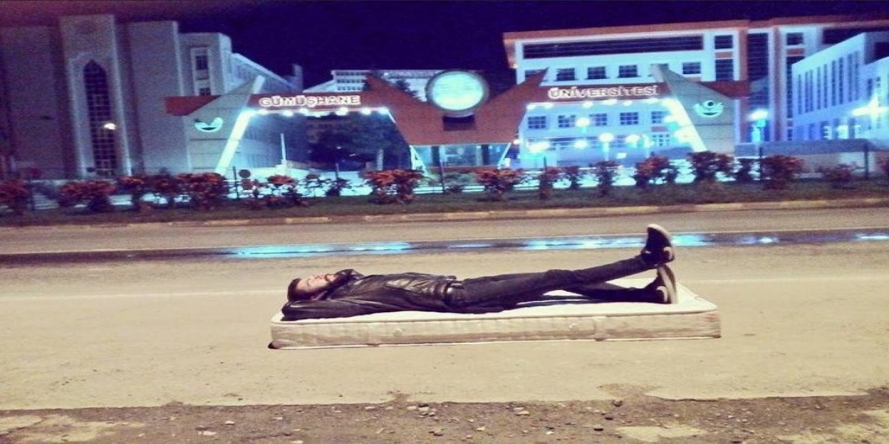Kampüsün önüne yatak atıp uyudu: Barınamayanlar her yerde