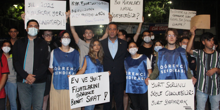 CHP'li Ali Mahir Başarır, “Barınamıyoruz” eylemine katıldı: "Bu bir parti meselesi değil insaniyet meselesidir"