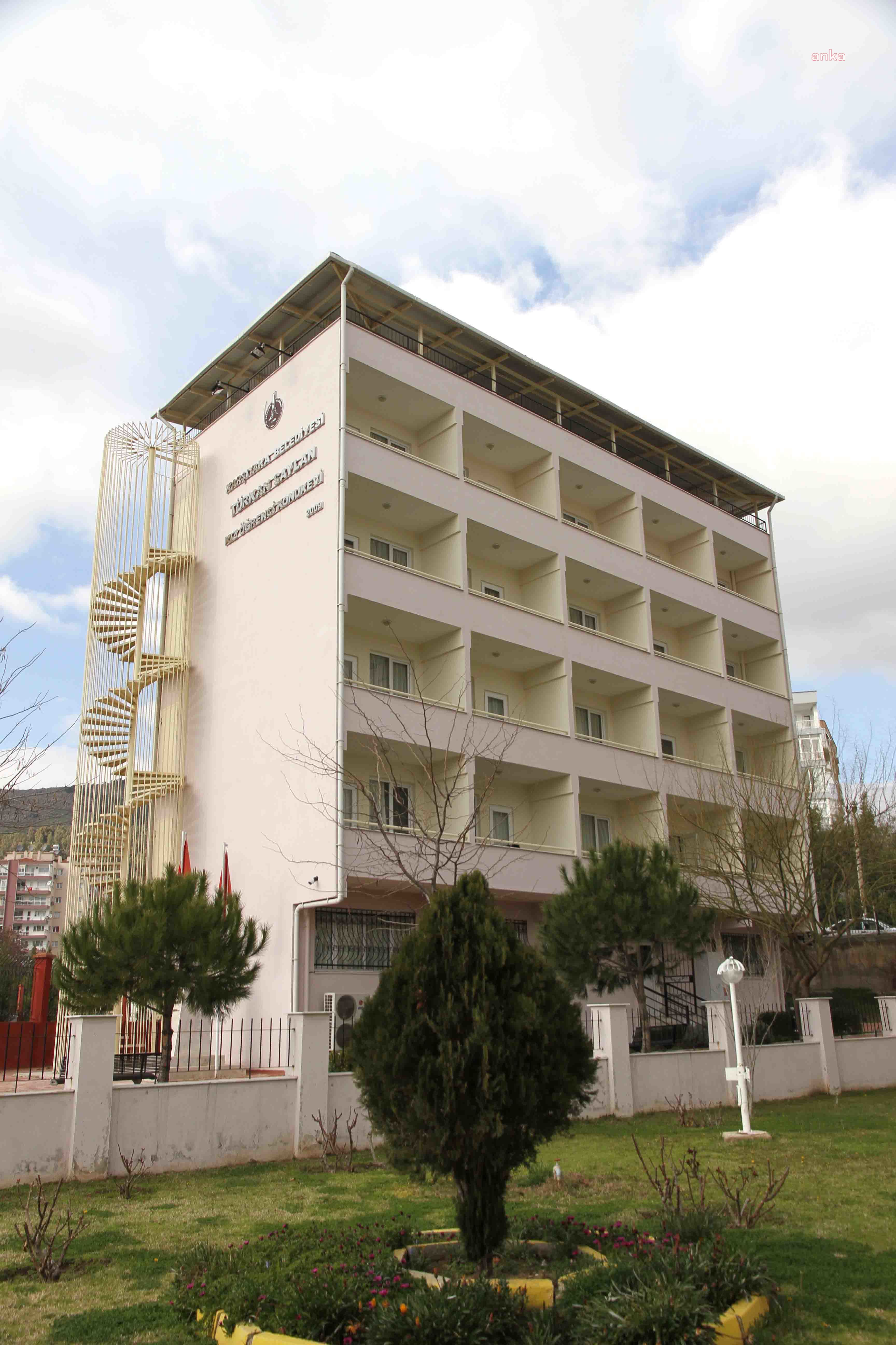 Karşıyaka Belediye Başkanı Tugay'dan “Barınamıyoruz!” diyen gençlere destek