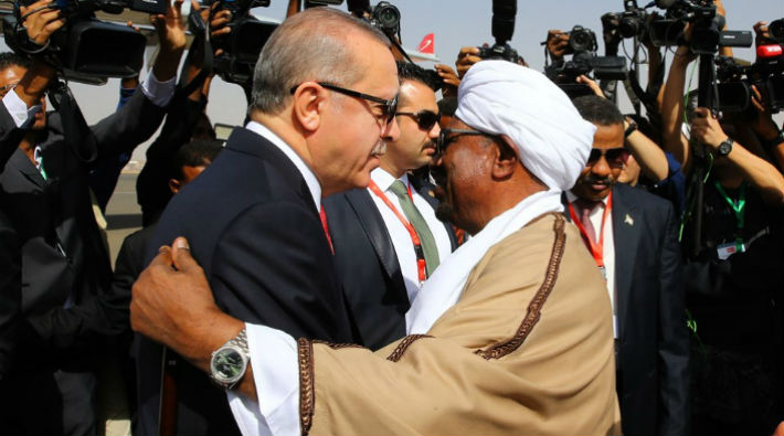 "İşin komik tarafı şu" dedi ve... Sudan'da darbe girişiminin perde arkasını yazdı! "Saray medyasının bilmediği şu..."